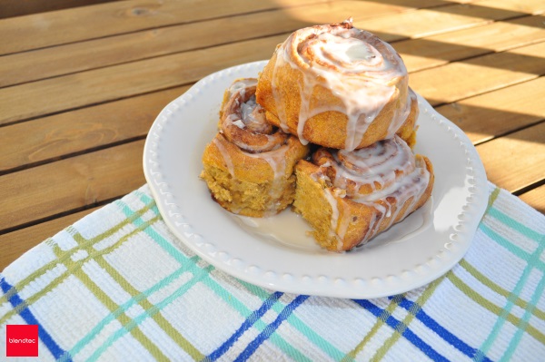 vegan pumpkin cinnamon rolls